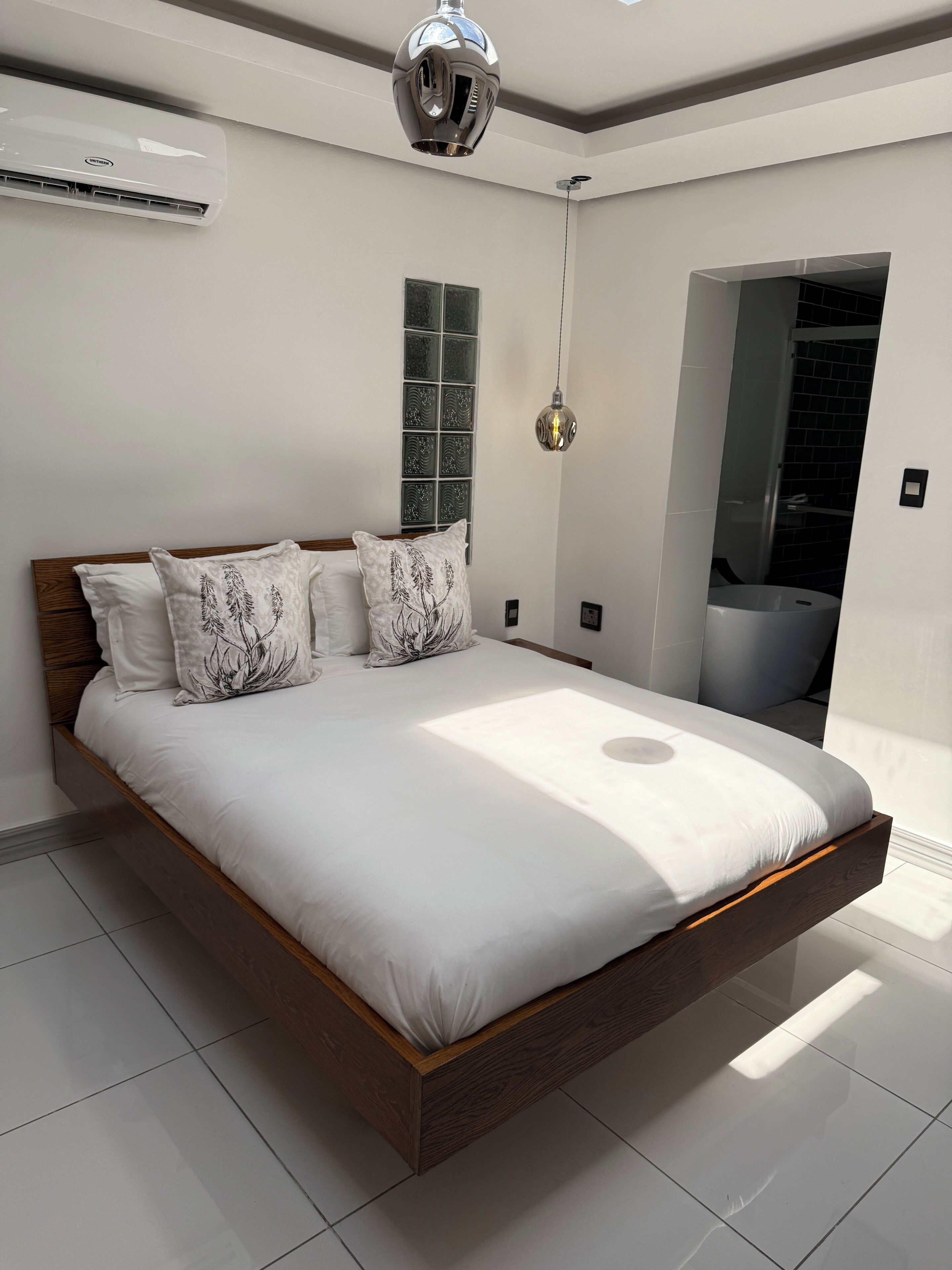 9 habitaciones, tabla de planchar con plancha, wifi y ropa de cama 