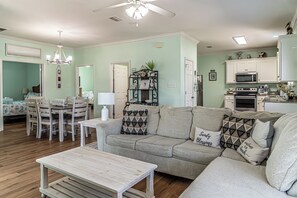Living room - 6032 Rookery 3 Sandy Blessings Over Looks Pool With Easy Access (Gulf Shores)