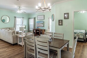 Casa, 3 habitaciones, balcón, vista al jardín | Comedor