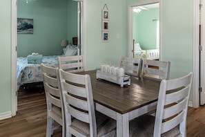 Casa, 3 habitaciones, balcón, vista al jardín | Comedor