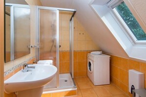 Shower, hair dryer, soap, toilet paper - Cozy apartment Seagull with large property (Pruchten)