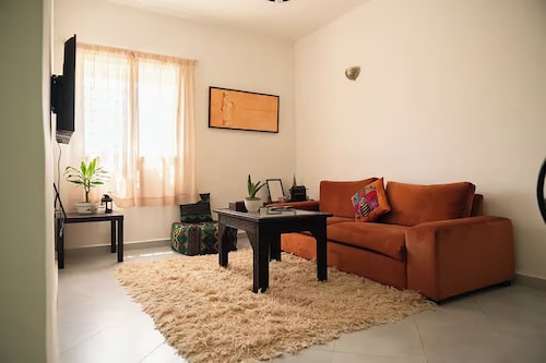 Serene 2 bedroom Apt • Steps from Parks & Casa Finance