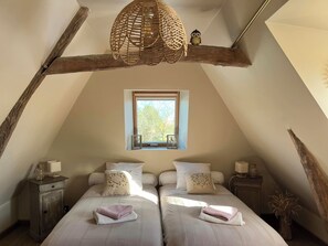 5 bedrooms, iron/ironing board, WiFi, bed sheets