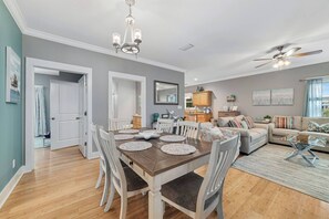 Bangalô, 3 quartos, sacada, vista para o jardim | Sala de jantar