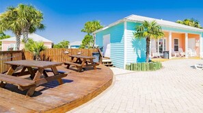 Bungalow, 3 habitaciones, balcón, vista al jardín | Restaurante al aire libre