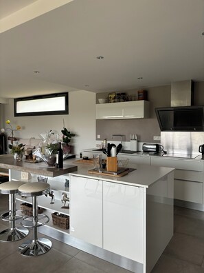 Private kitchen - Contemporary house (Saint-Jean-de-la-Rivière)