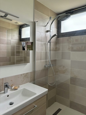 Dusche, Haartrockner, Handtücher, Seife