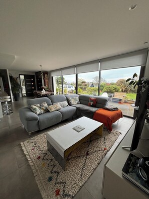 Living area - Contemporary house (Saint-Jean-de-la-Rivière)