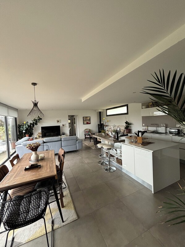 Dining - Contemporary house (Saint-Jean-de-la-Rivière)