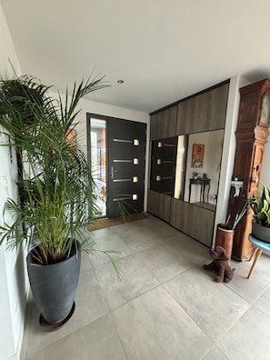 Interior - Contemporary house (Saint-Jean-de-la-Rivière)