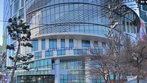 A modern building with a curved facade and large windows. - Aroma Hotel (Seoul)