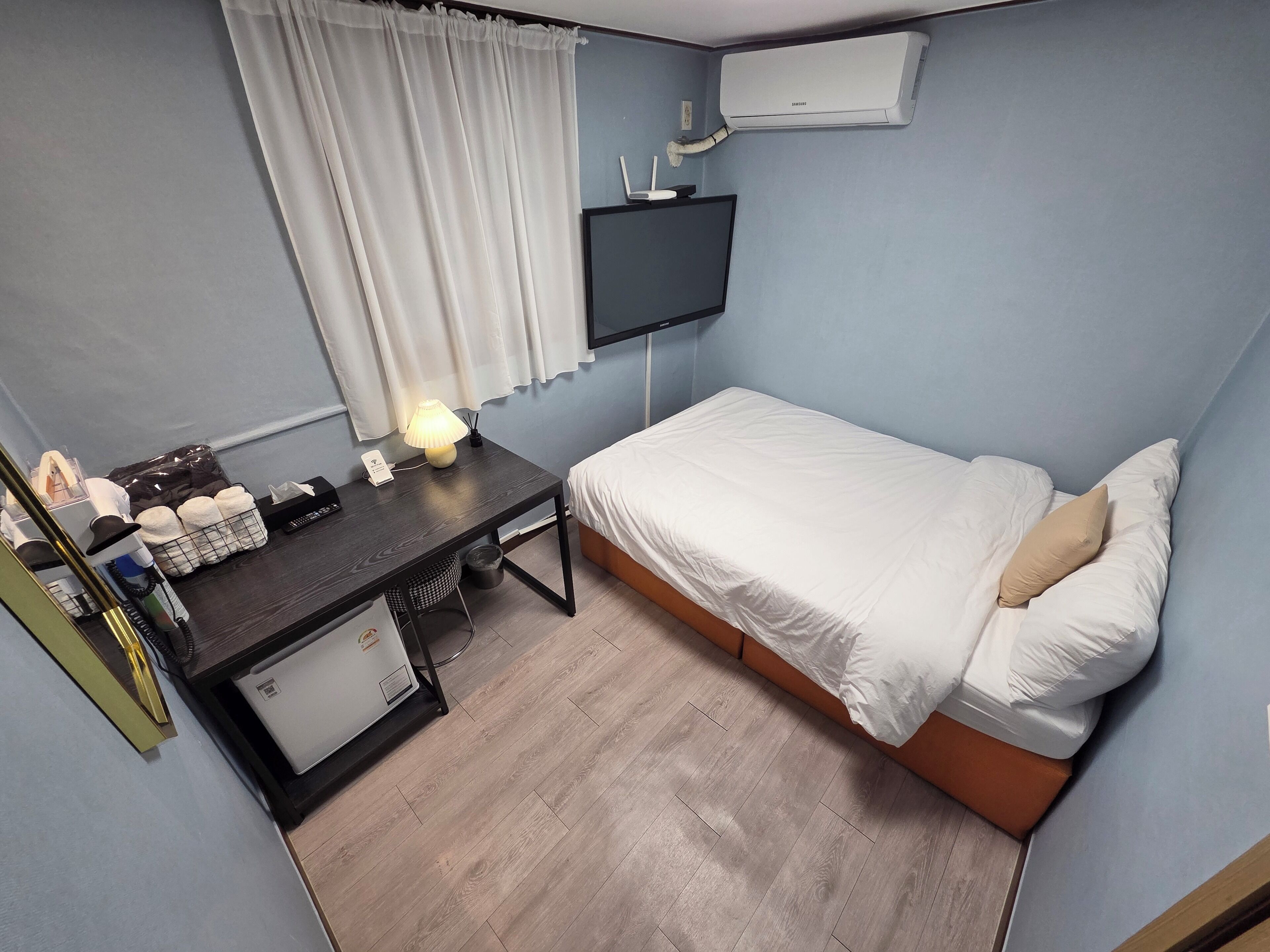 Compact Room | Desk, laptop workspace, free WiFi