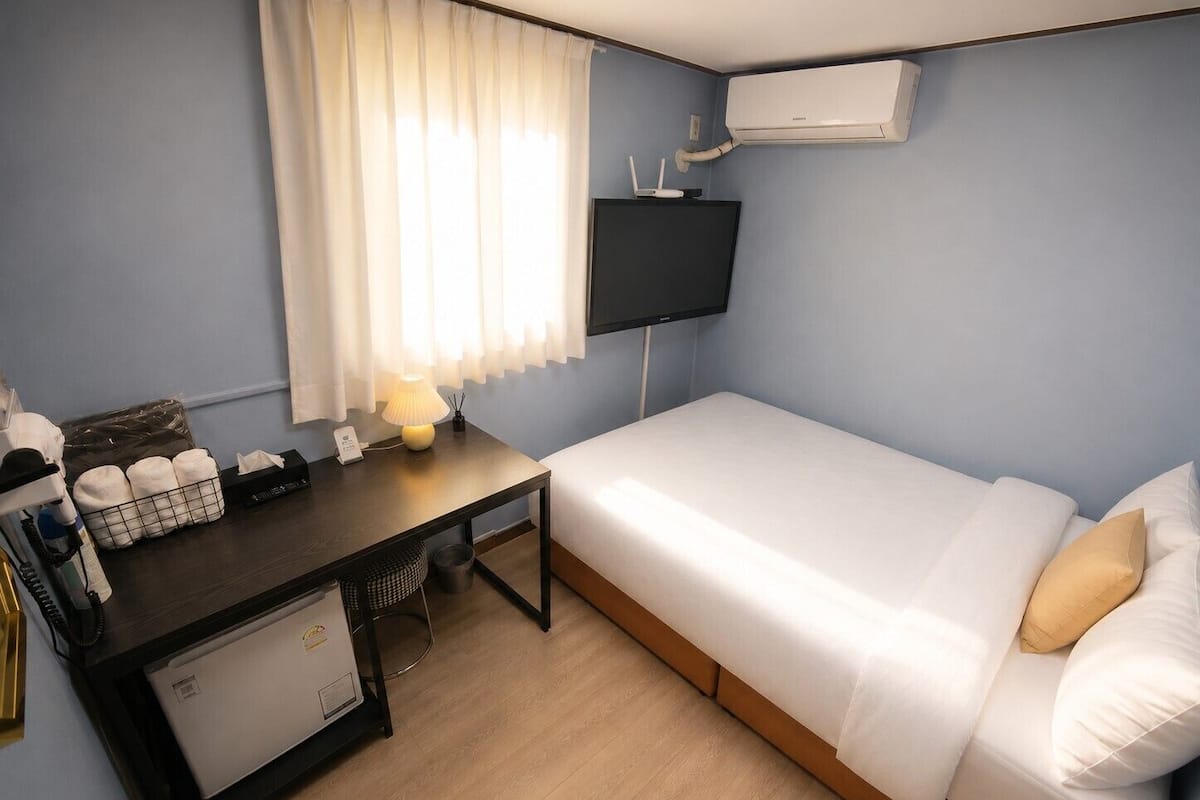 Desk, laptop workspace, free WiFi