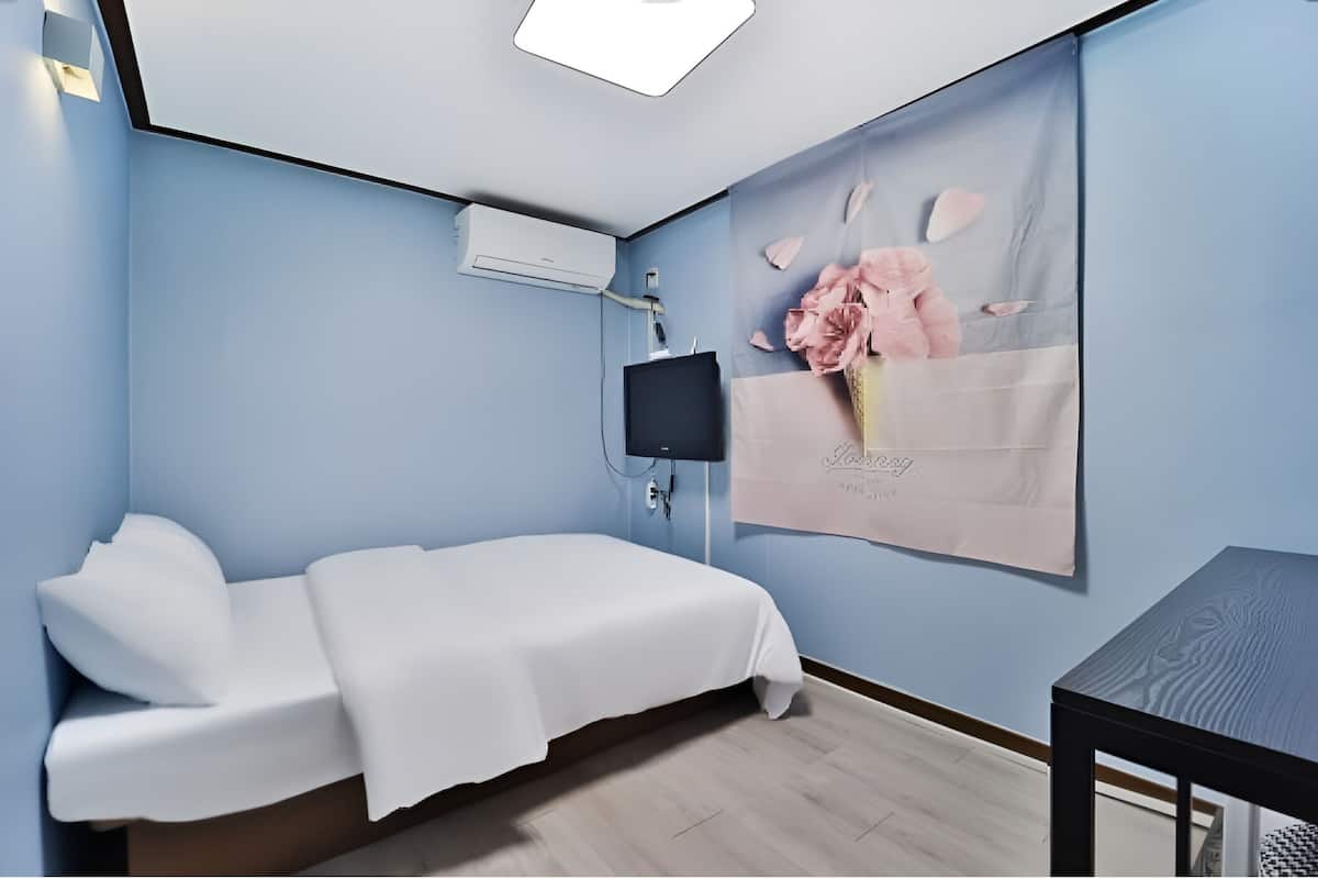 Standard Double Room | 1 bedroom, desk, laptop workspace, free WiFi