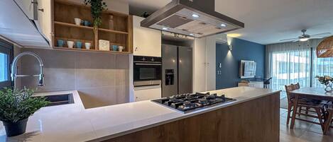 Kjøleskap, mikrobølgeovn, ovn og kokeplater