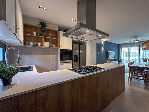 Fridge, microwave, oven, stovetop - Fantastic Beach Condo w/ private Picuzzi (Punta Cana)