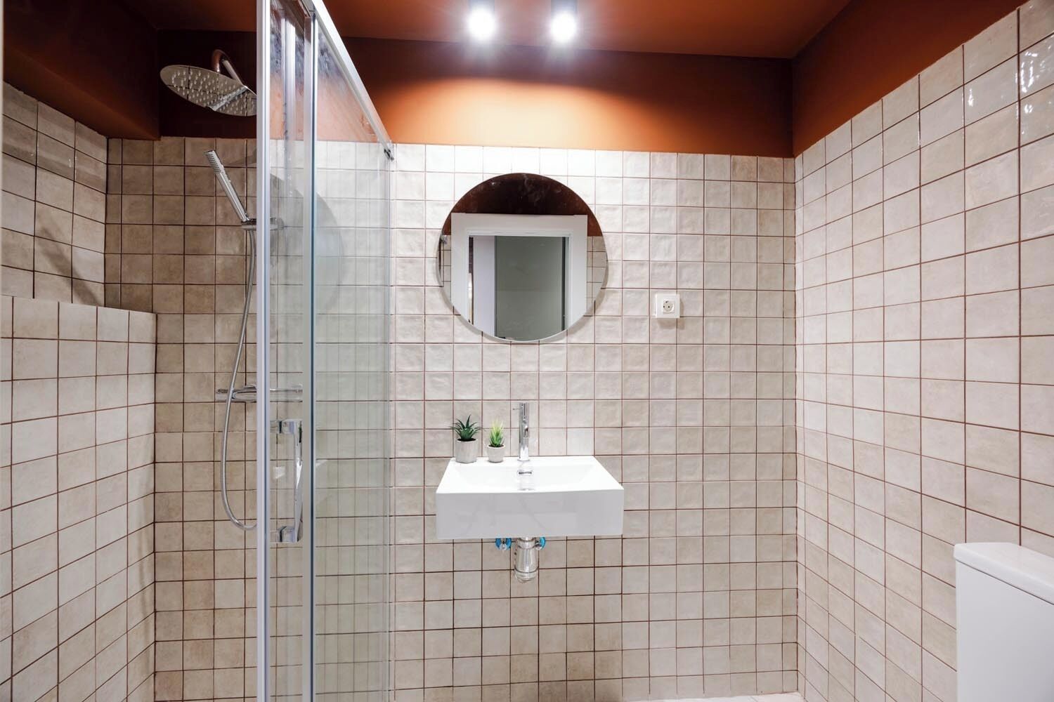 Douche, serviettes fournies, savon, papier toilette