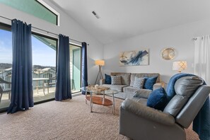 Smart TV - Penthouse Quiet End Unit • Near Strip + Pool (Branson)