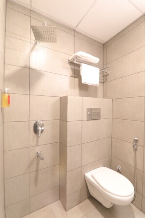 تجهيزات دش، مستلزمات مجانية للعناية الشخصية، مجففات شعر، مناشف