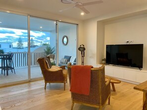 Smart TV, books, stereo - Villa Amalfi - 3 Bedroom, 4 bathroom and 2 living areas (Runaway Bay)