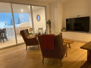 Smart TV, books, stereo - Villa Amalfi - 3 Bedroom, 4 bathroom and 2 living areas (Runaway Bay)