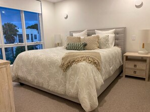 3 bedrooms, iron/ironing board, free WiFi, bed sheets - Villa Amalfi - 3 Bedroom, 4 bathroom and 2 living areas (Runaway Bay)