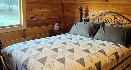 Charming secluded 2-bedroom cabin with WiFi, AC in peaceful Richland Center