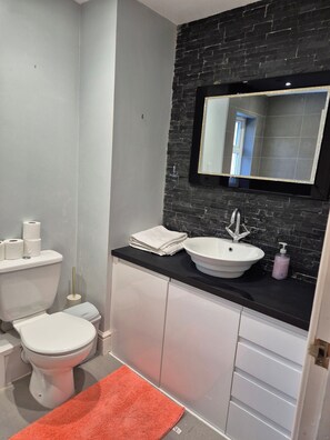 Een douche, een diep bad, handdoeken
