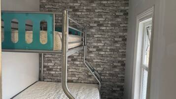 House | 4 bedrooms, iron/ironing board, free WiFi, bed sheets