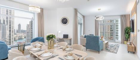 Luxe appartement, uitzicht op stad | Dineren in de kamer
