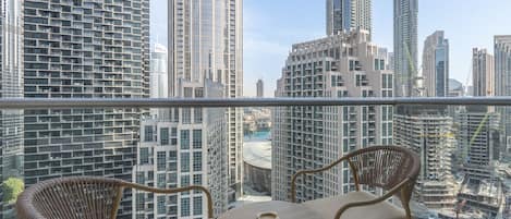 Apartemen Mewah, pemandangan kota | Balkon