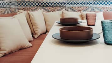 Villa Deluxe, vista città | Area soggiorno | TV a schermo piatto