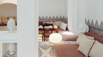 Villa Deluxe, vista città | Area soggiorno | TV a schermo piatto