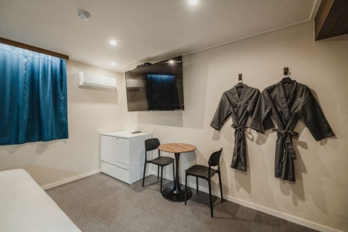 Literie de qualité, couette en duvet, articles de minibar gratuits