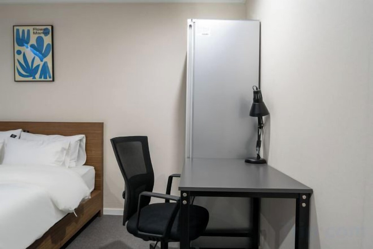 Premium bedding, down duvets, free minibar, desk