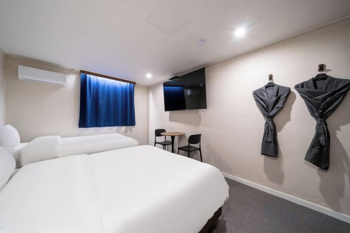 Premium bedding, down duvets, free minibar, desk
