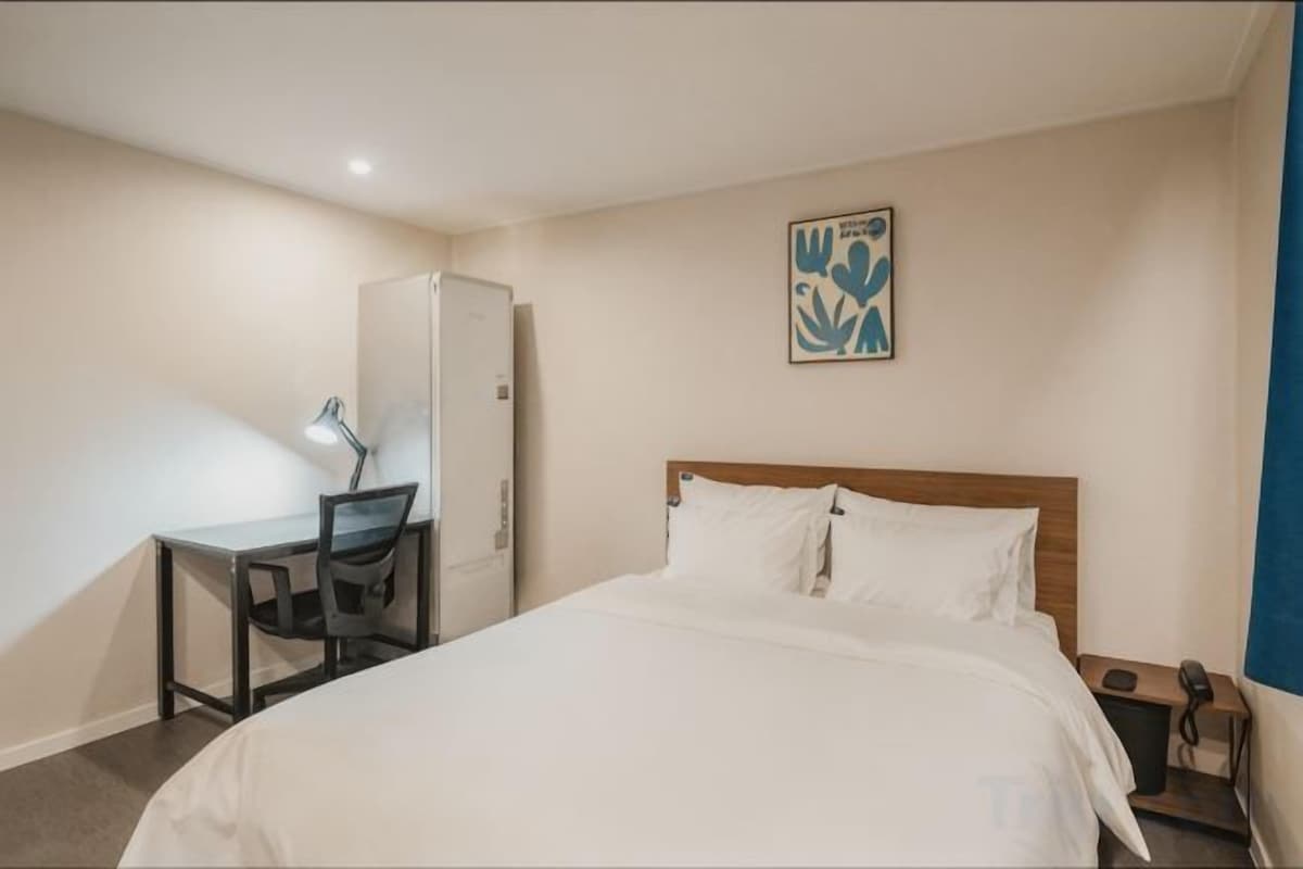 Premium bedding, down duvets, free minibar, desk