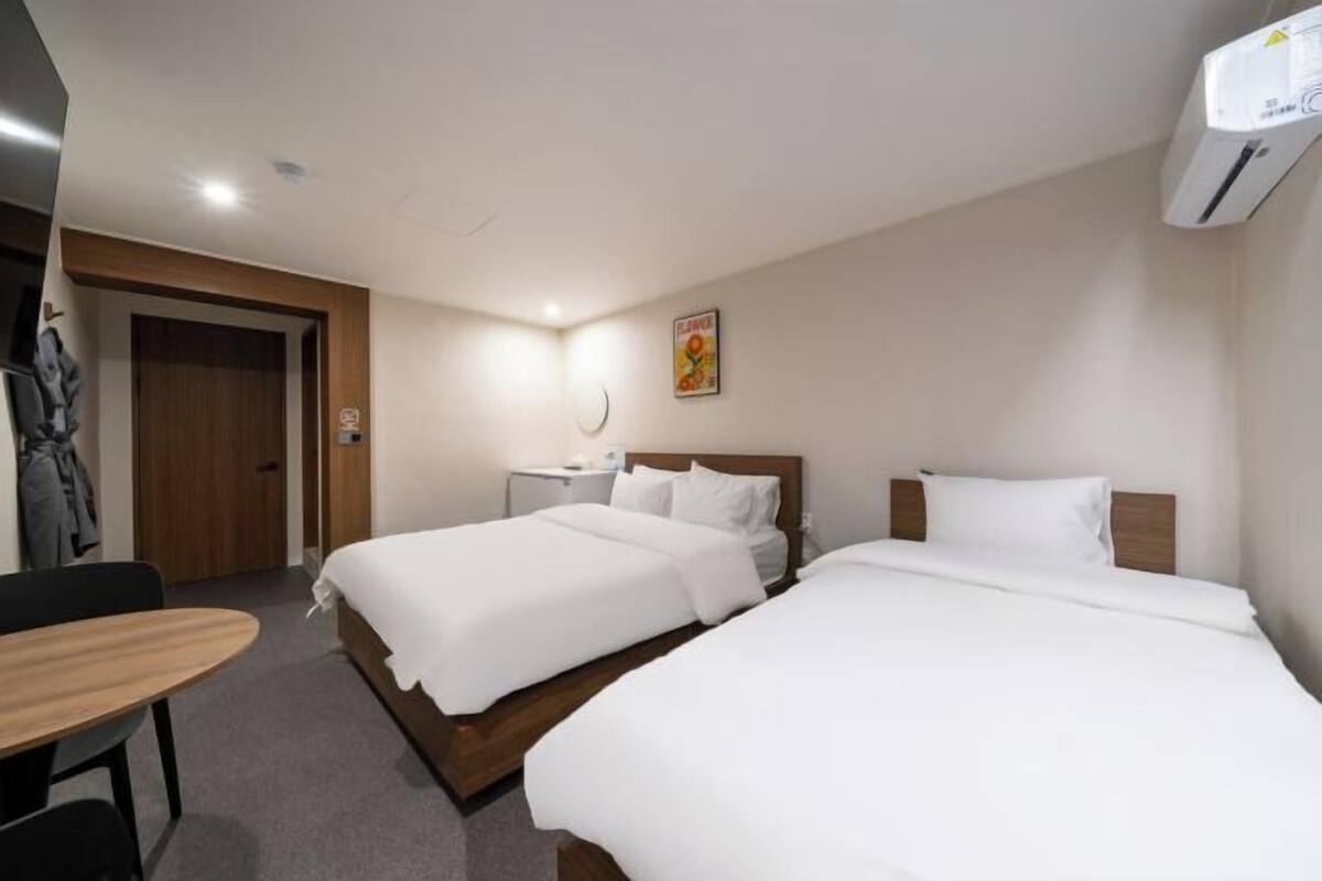 Literie de qualité, couette en duvet, articles de minibar gratuits
