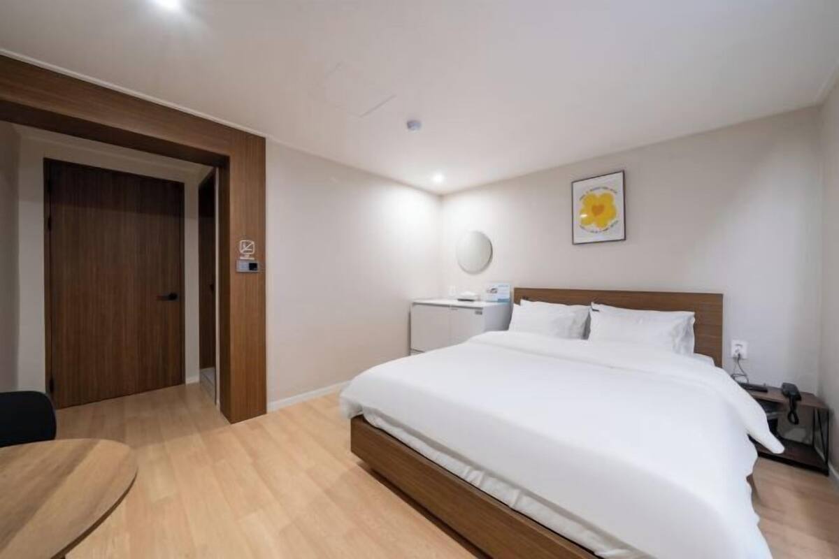 Literie de qualité, couette en duvet, articles de minibar gratuits