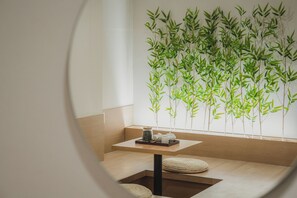 Honeymoon Double Room | Living area | 65-inch Smart TV with digital channels, Netflix, heated floors - GOYU HOTEL (Suwon)