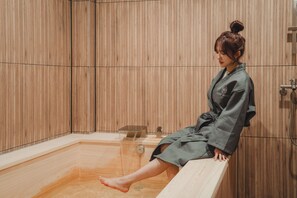 Honeymoon Double Room | Bathroom | Free toiletries, hair dryer, bathrobes, slippers - GOYU HOTEL (Suwon)