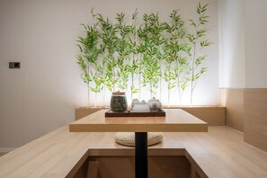 Chambre double pour lune de miel | Literie de qualité, couette en duvet, articles de minibar gratuits