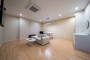 Familiesuite | Sengetøy av topp kvalitet, dundyner og minibar (inkludert)