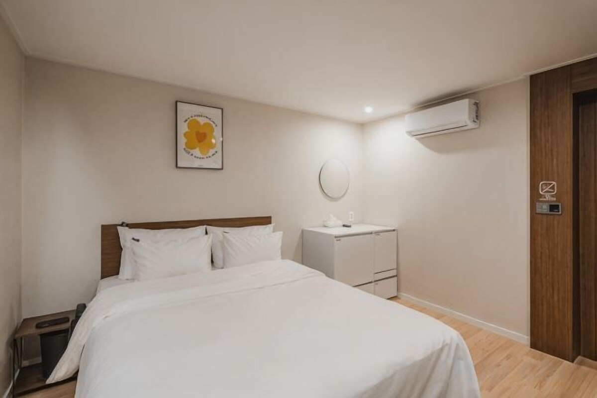 Premium bedding, down duvets, free minibar, desk