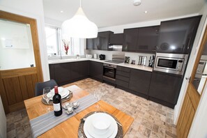 Kylskåp, mikrovågsugn, ugn och spishäll