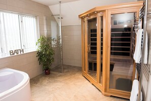 Een bubbelbad, een haardroger, handdoeken, zeep