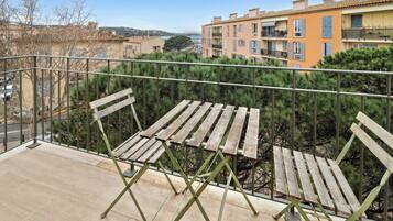 Classic Apartment, Balcony, City View | Living area
