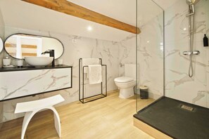 Classic Apartment, Balcony, City View | Bathroom