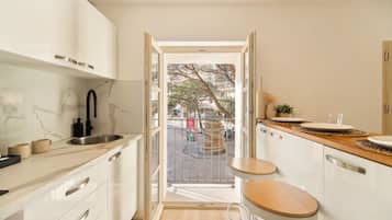 Appartamento Comfort, balcone, vista città | Cucina privata