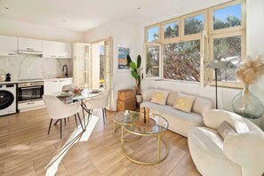 Comfort-Apartment, Balkon, Stadtblick | Wohnbereich